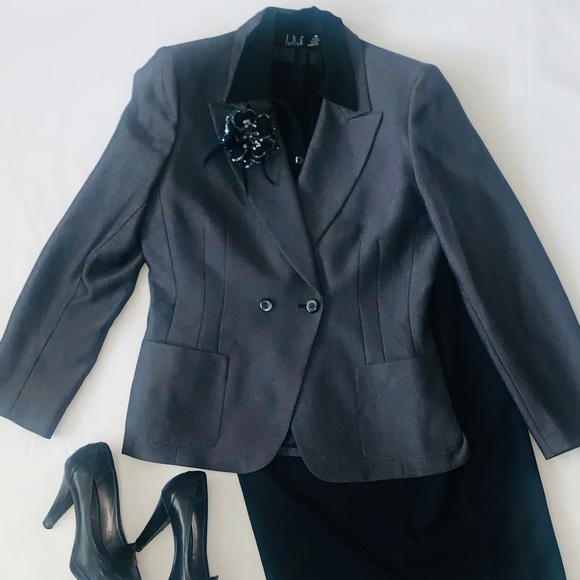 Tahari Jackets & Blazers - Grey Tahari women’s blazer with flower pin